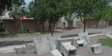 El mobiliario de la plaza del barrio Los Nogales fue arrancado e intentaron robarlos. Gentileza MG