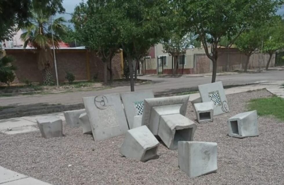 Nuevamente vandalizaron el mobiliario de dos plazas de Guaymallén