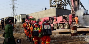 Rescatistas trabajan en la mina de Qixia