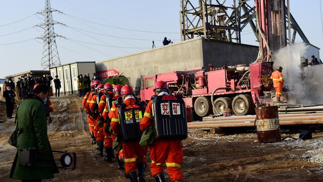 Rescatistas trabajan en la mina de Qixia