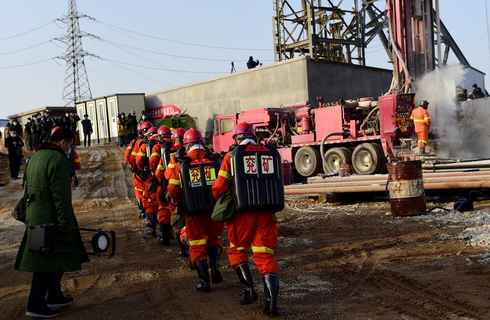 China: socorristas trabajan en agrandar un conducto para rescatar a los mineros atrapados en Qixia
