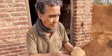 Julio Carrizo con uno de sus mates en pleno proceso de creación.