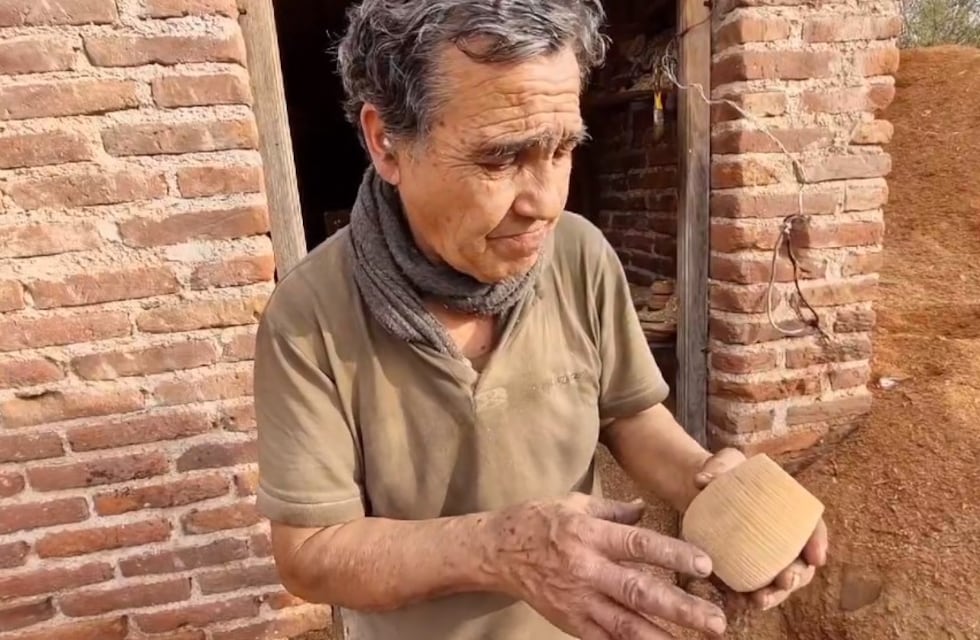 Julio y sus tradicionales mates de elaboración artesanal en Quines