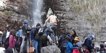 Después de varias horas de marcha entre la exuberante vegetación que caracteriza a la región, los peregrinos llegan hasta la cascada,  para ofrendar su caminata a la santa patrona Nuestra Señora del Milagro.