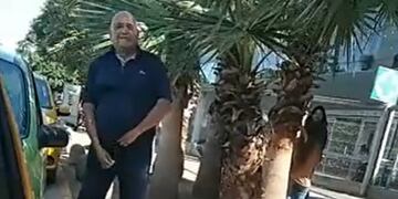 Denuncian coimas en una parada de taxi. (Captura de video).