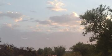 Bomberos se encuentran trabajando en el lugar para evitar que se reactiven las llamas.