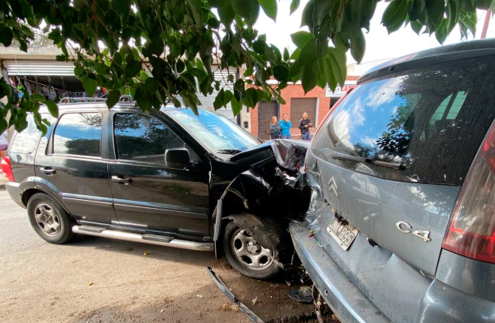 Córdoba: chocó con otro auto y arrancó un poste que terminó dentro de un local