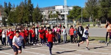 Los alumnos y alumnas participaron de las pruebas de atletismo.