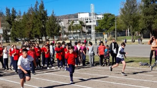 Los alumnos y alumnas participaron de las pruebas de atletismo.