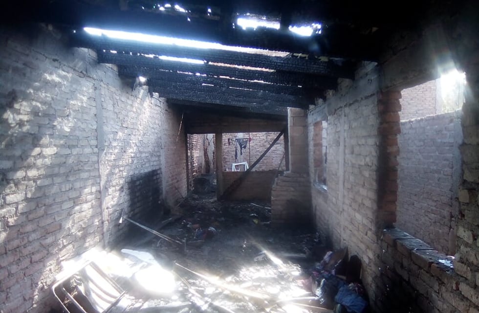 Una familia de nueve integrantes se quedo sin nada luego de que se incendiara su casa
