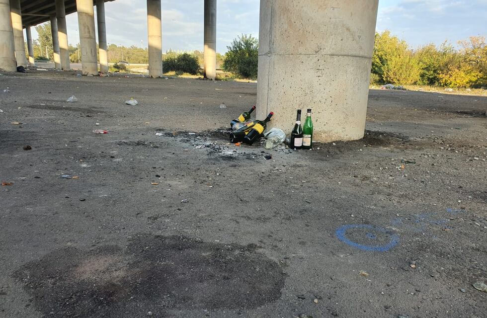 Montones de basura en los alrededores del Kempes después de los partidos: una desagradable imagen que se repite
