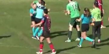 El momento en el que Cristian Tirone de Garmense, le pegó una trompada a la árbitro Dalma Cortadi.