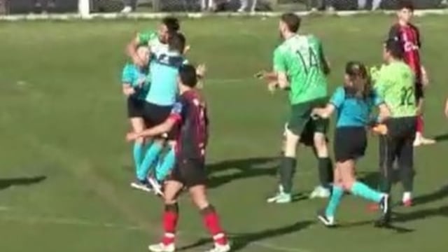 El momento en el que Cristian Tirone de Garmense, le pegó una trompada a la árbitro Dalma Cortadi.