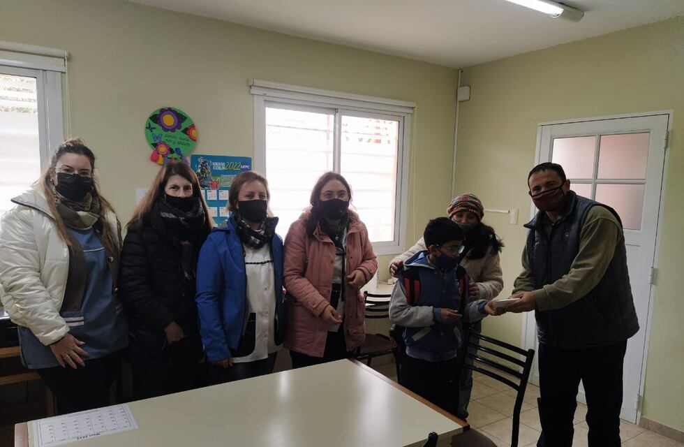 Arroyito: la Cadena de Favores de Joaquín y Josué sigue y el beneficio ahora fue a la Escuela Manuel Belgrano