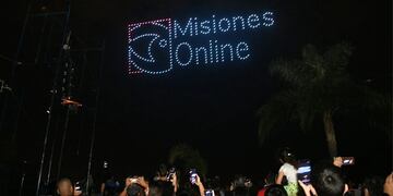 Una noche inolvidable: drones iluminaron el cielo de Posadas por los 25 años de Misiones Online.