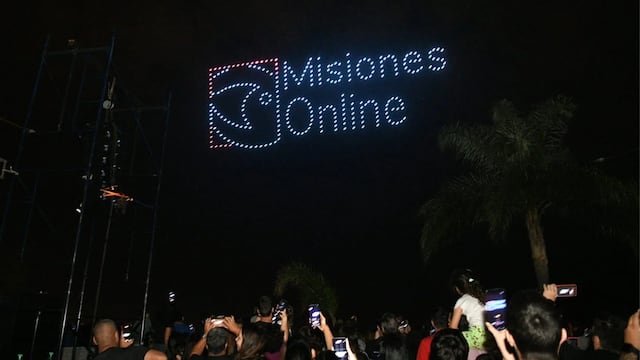 Una noche inolvidable: drones iluminaron el cielo de Posadas por los 25 años de Misiones Online.