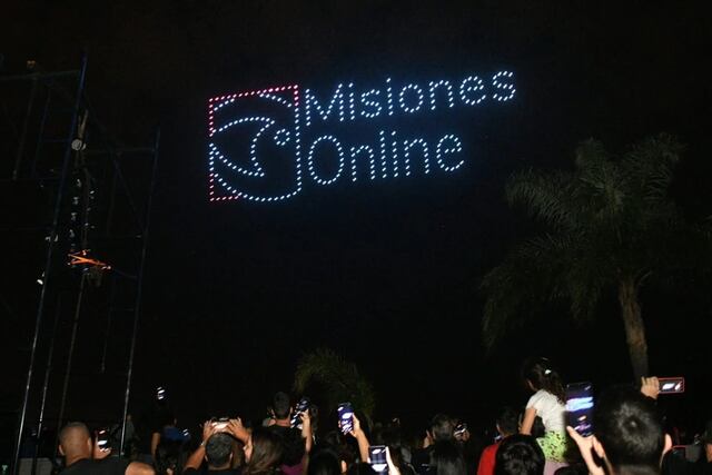 Una noche inolvidable: drones iluminaron el cielo de Posadas por los 25 años de Misiones Online.