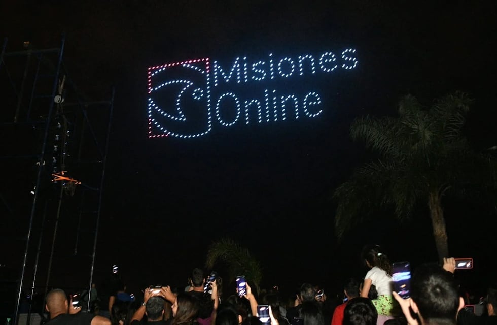 Una noche inolvidable: drones iluminaron el cielo de Posadas por los 25 años de Misiones Online