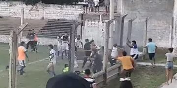 Jugadores de fútbol agredieron a una terna arbitral.