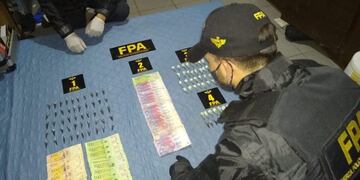 La Policía secuestró el medio millar de dosis de droga y una pequeña suma de dinero.