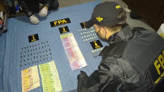 La Policía secuestró el medio millar de dosis de droga y una pequeña suma de dinero.