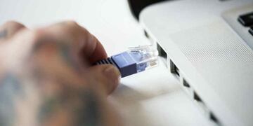 El Gobierno nacional aplicaría la red de fibra óptica en el país. (Freepik)