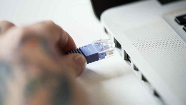 El Gobierno nacional aplicaría la red de fibra óptica en el país. (Freepik)