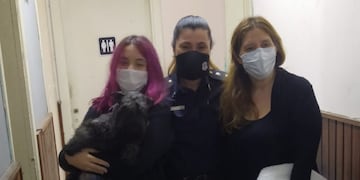 El emotivo reencuentro de la familia accidentada en Chillar con el perrito perdido