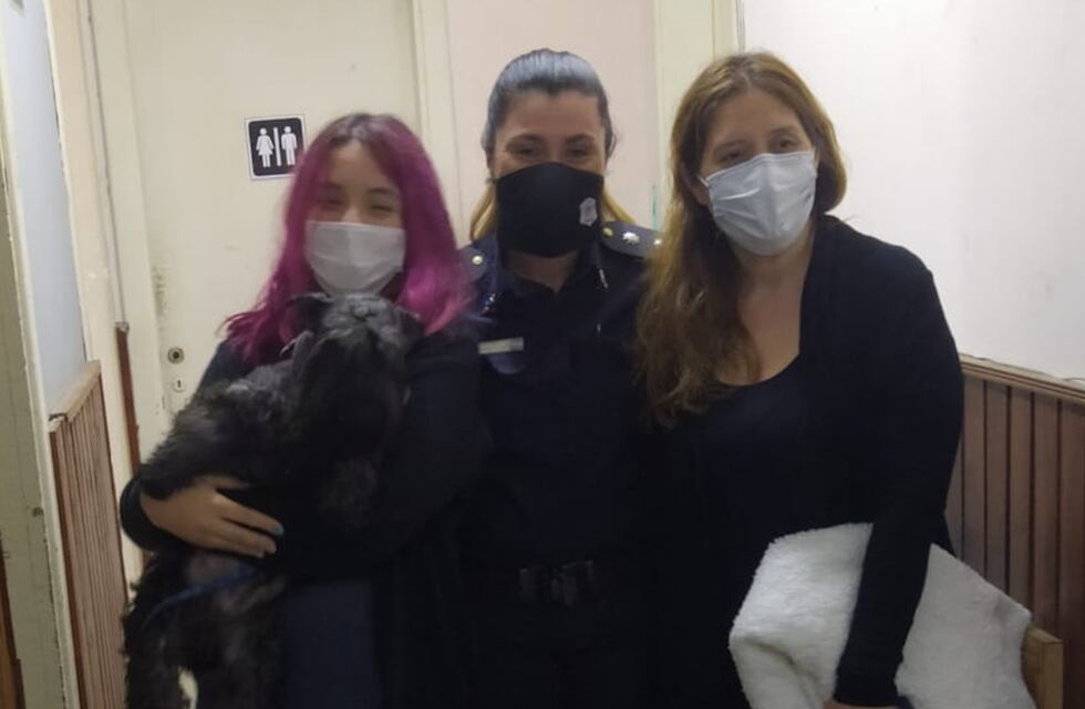 El emotivo reencuentro de la familia accidentada en Chillar con el perrito perdido