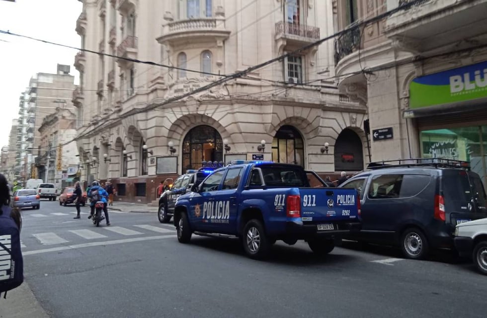Un obrero cayó de una construcción céntrica y murió