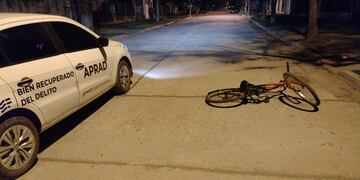 TIró la bicicleta y se dio a la fuga