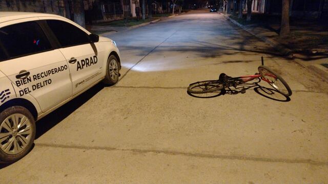 TIró la bicicleta y se dio a la fuga