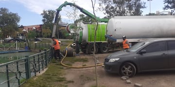 Proceso de extracción de cianobacterias del lago San Roque.