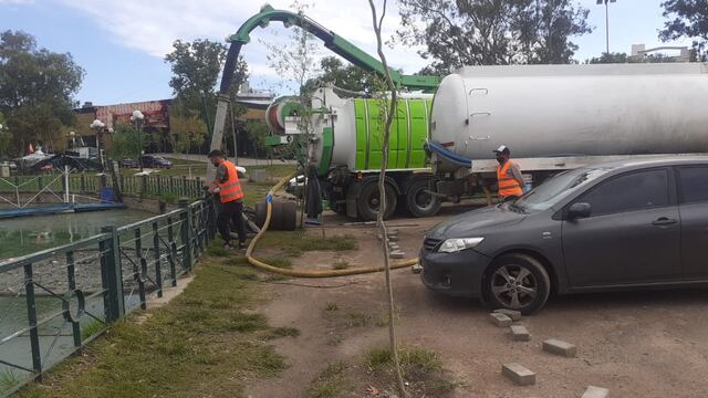 Proceso de extracción de cianobacterias del lago San Roque.
