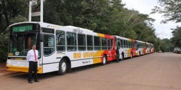 Recorre las principales calles de la ciudad como la avenida Victoria Aguirre. Puede ser tomado en la terminal de ómnibus o en cualquier parada de colectivo urbano.