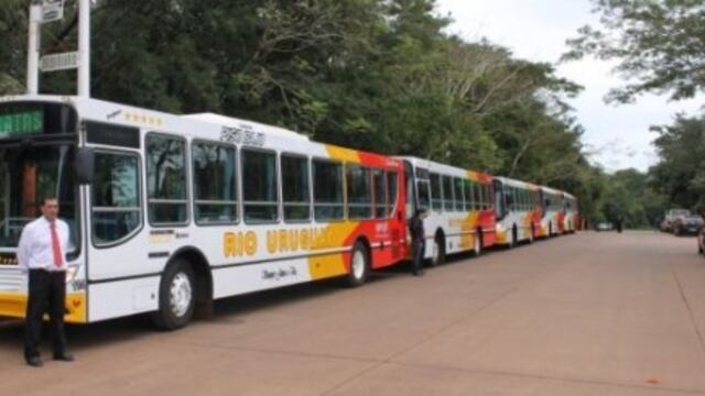 Recorre las principales calles de la ciudad como la avenida Victoria Aguirre. Puede ser tomado en la terminal de ómnibus o en cualquier parada de colectivo urbano.