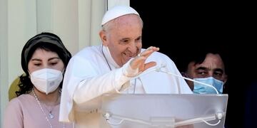 ARCHIVO - El papa Francisco aparece en un balcón del Policlínico Universitario Agostino Gemelli, 11 de julio de 2021, ya recuperado de una operación de intestino. Francisco , de 86 años, regresó al Gemelli el miércoles 7 de junio de 2023 para una nueva operación. (AP Foto/Alessandra Tarantino, file)