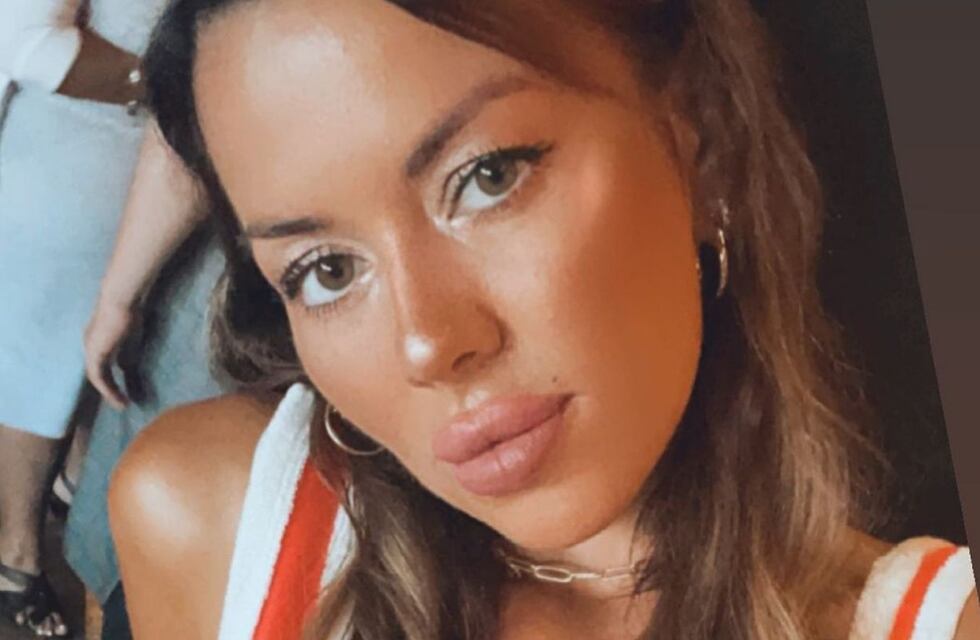 Karina Jelinek encendió las redes en bombacha y remera rota