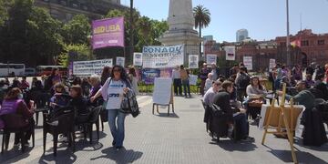 El paro docente tiene un alto acatamiento en la Plaza de Mayo.