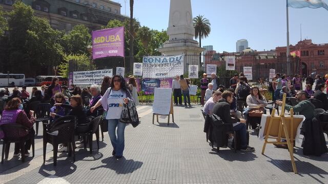 El paro docente tiene un alto acatamiento en la Plaza de Mayo.