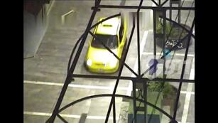 El hombre a bordo del taxi fue detenido en el barrio Gral. Deheza. (Captura)