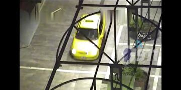 El hombre a bordo del taxi fue detenido en el barrio Gral. Deheza. (Captura)