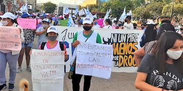 Integrantes de La Casa de la Mujer "Rosita Aliaga" - CCC de Libertador General San Martín marcharon por las calles de su ciudad.