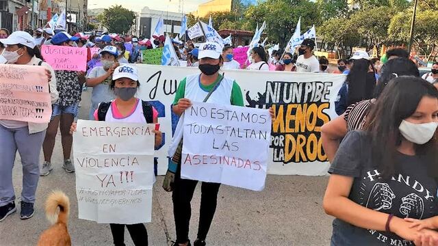 Integrantes de La Casa de la Mujer "Rosita Aliaga" - CCC de Libertador General San Martín marcharon por las calles de su ciudad.