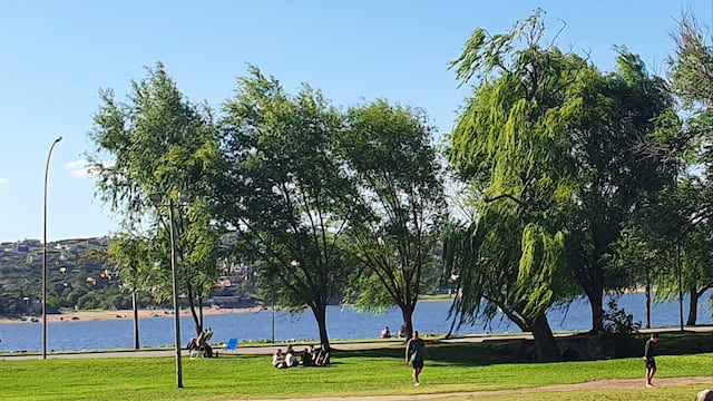 Tarde de costanera y calor en Carlos Paz. Diciembre 2020. (Foto: VíaCarlosPaz).