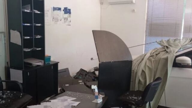 Siniestro vial en Campo Grande dejó daños materiales en una aseguradora.