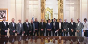 Alberto Fernández junto a Sergio Massa y los intendentes peronistas bonaerenses.