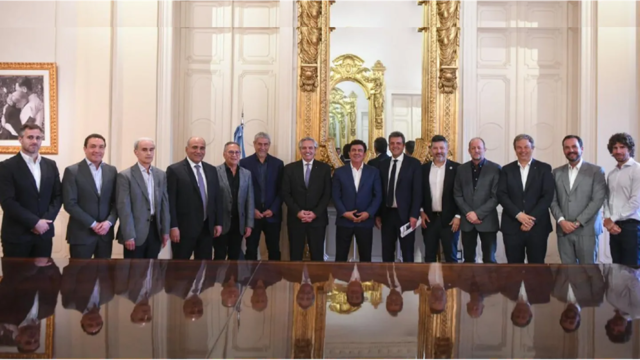 Alberto Fernández junto a Sergio Massa y los intendentes peronistas bonaerenses.
