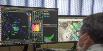 Un técnico observa el movimiento de las tormentas en el radar. Gentileza Gobierno de Mendoza