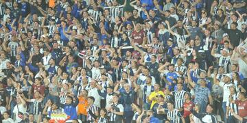 El aliento de los hinchas de Talleres en la inolvidable noche del regreso: la del 11 de octubre de 2021 en el Kempes. Talleres venció 2-0 a Atlético Tucumán por la Liga Profesional. (Javier Ferreyra)